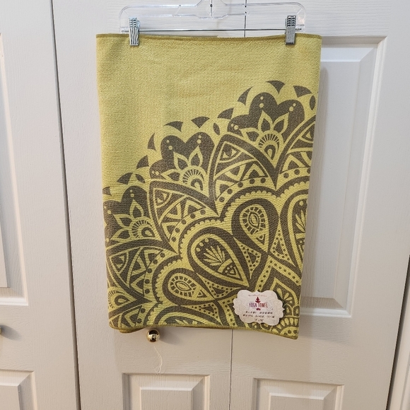 marrakesh collection Other - Marrakesh Collection Yoga Towel NWOT Chartreuse with Gray 24"x68"